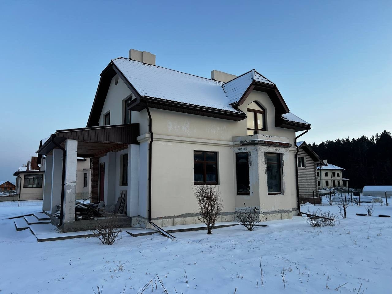 Продажа качественного кирпичного дома со внутренней и внешней отделкой!
Выполнен дизайнерский ремонт.5 комнат.Есть цокольное помещение сделанное под хранение.
Есть гараж, под 2 машины 