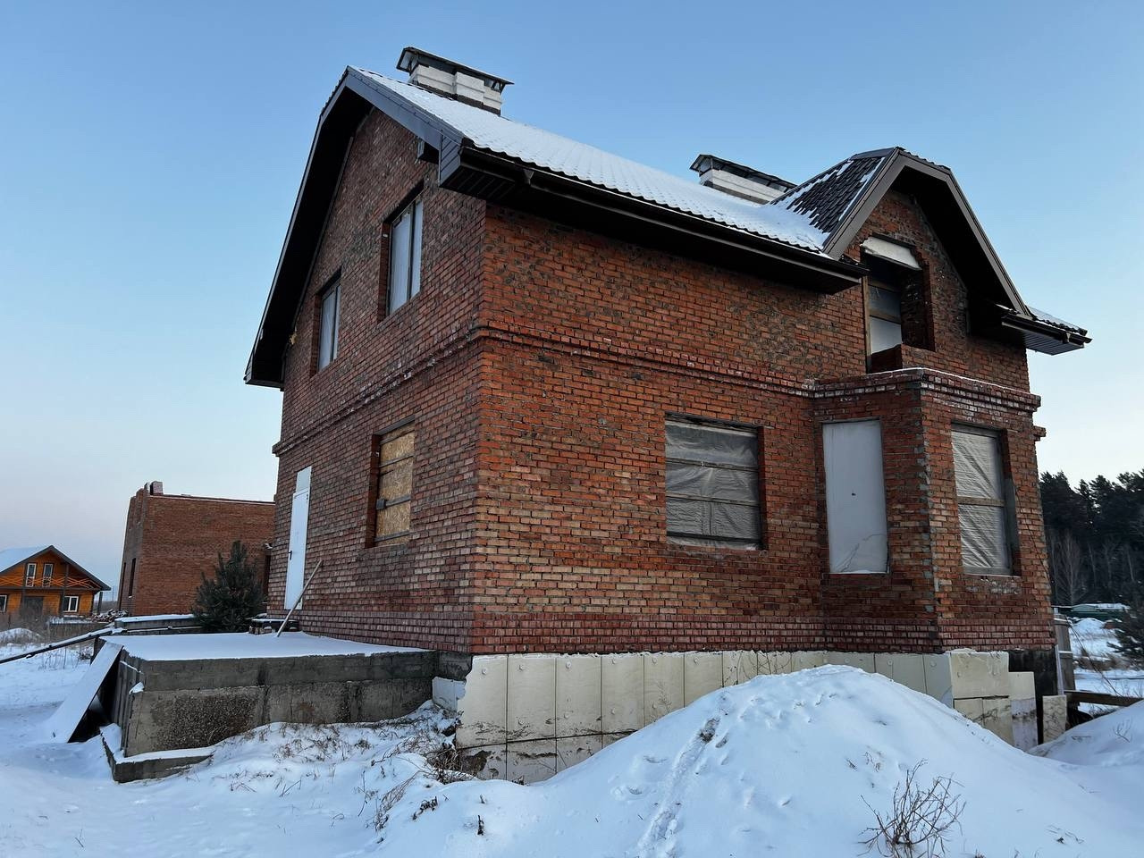 Кирпичный дом-148 кв, требует отделки,по плану 6 комнат-5 спальней
ЕСТЬ ЦОКОЛЬНЫЙ ЭТАЖ
Обширный участок,рядом лес и Енисей
К продаже готов.Есть все документы.